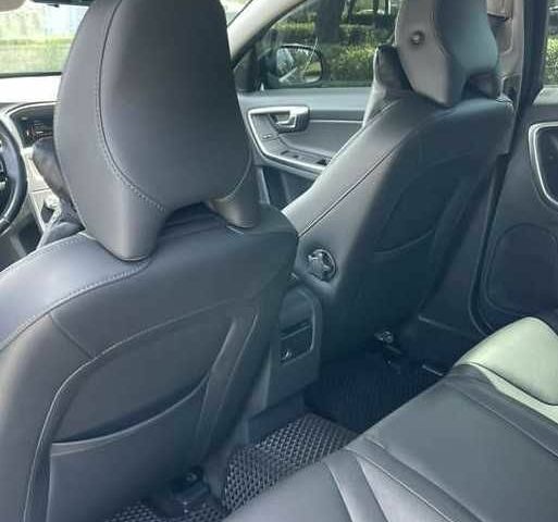 Черный Вольво С60, объемом двигателя 2.5 л и пробегом 235 тыс. км за 8100 $, фото 17 на Automoto.ua