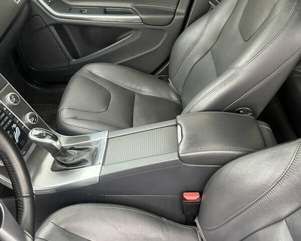 Чорний Вольво С60, об'ємом двигуна 2.5 л та пробігом 77 тис. км за 13500 $, фото 6 на Automoto.ua