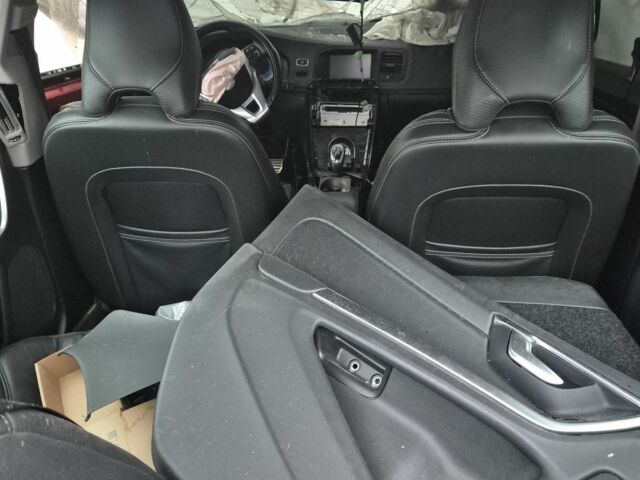 Красный Вольво С60, объемом двигателя 3 л и пробегом 122 тыс. км за 4500 $, фото 4 на Automoto.ua