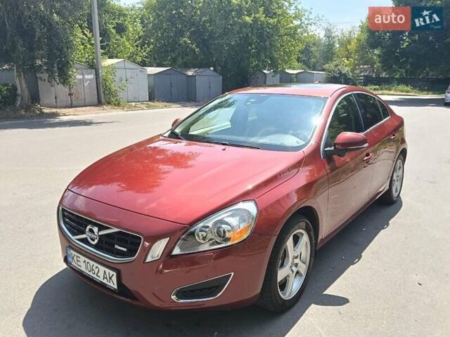 Красный Вольво С60, объемом двигателя 2.5 л и пробегом 204 тыс. км за 10000 $, фото 4 на Automoto.ua