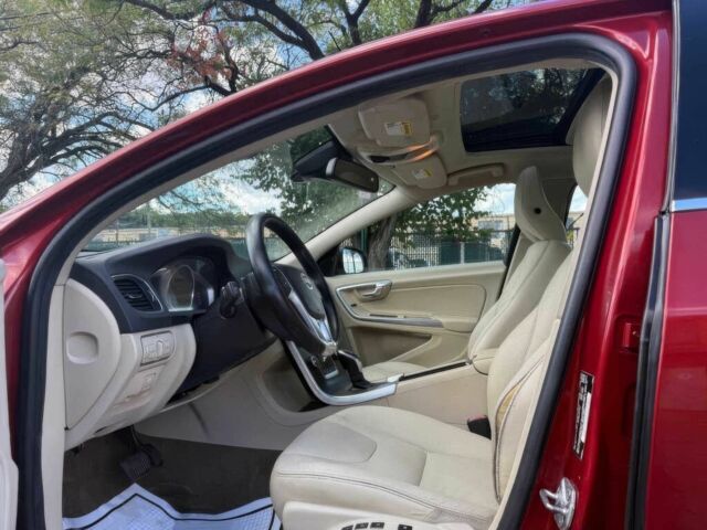 Вольво С60 2015 у Одесі на Automoto.ua Червоний Вольво С60, об'ємом двигуна 2.5 л та пробігом 79 тис. км за 1500 $, фото 9 на Automoto.ua