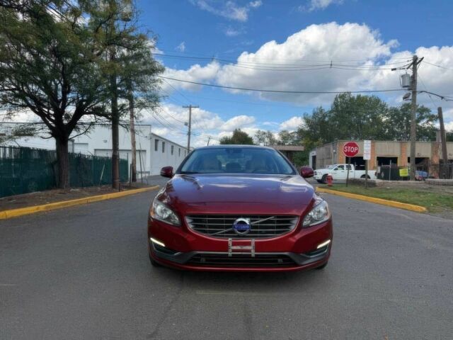 Красный Вольво С60, объемом двигателя 2.5 л и пробегом 70 тыс. км за 7000 $, фото 1 на Automoto.ua