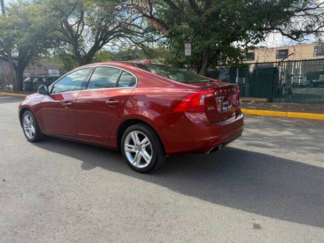 Красный Вольво С60, объемом двигателя 2.5 л и пробегом 70 тыс. км за 7000 $, фото 4 на Automoto.ua