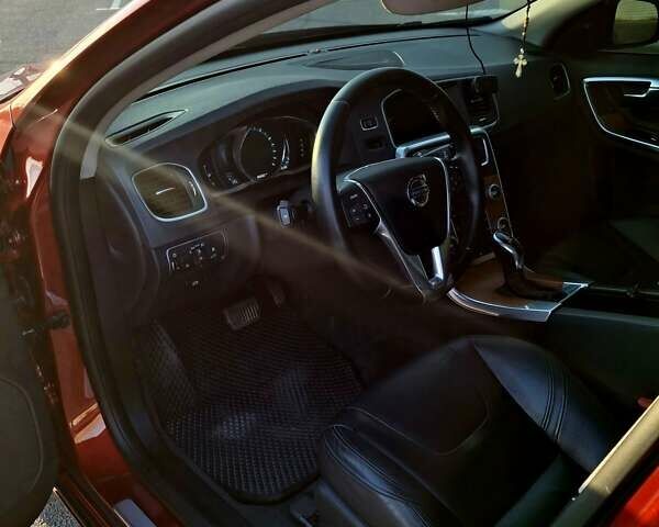 Красный Вольво С60, объемом двигателя 1.97 л и пробегом 86 тыс. км за 14300 $, фото 5 на Automoto.ua
