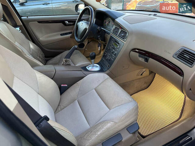 Вольво С60, объемом двигателя 2.4 л и пробегом 220 тыс. км за 3800 $, фото 8 на Automoto.ua