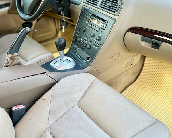 Вольво С60, объемом двигателя 2.4 л и пробегом 220 тыс. км за 3800 $, фото 12 на Automoto.ua