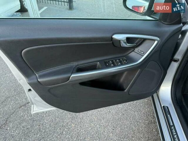 Вольво С60, объемом двигателя 2 л и пробегом 162 тыс. км за 2000 $, фото 7 на Automoto.ua