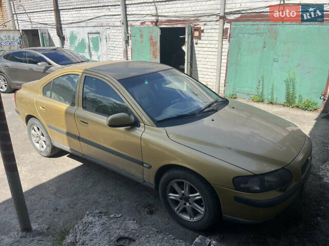 Желтый Вольво С60, объемом двигателя 2.44 л и пробегом 375 тыс. км за 3750 $, фото 5 на Automoto.ua