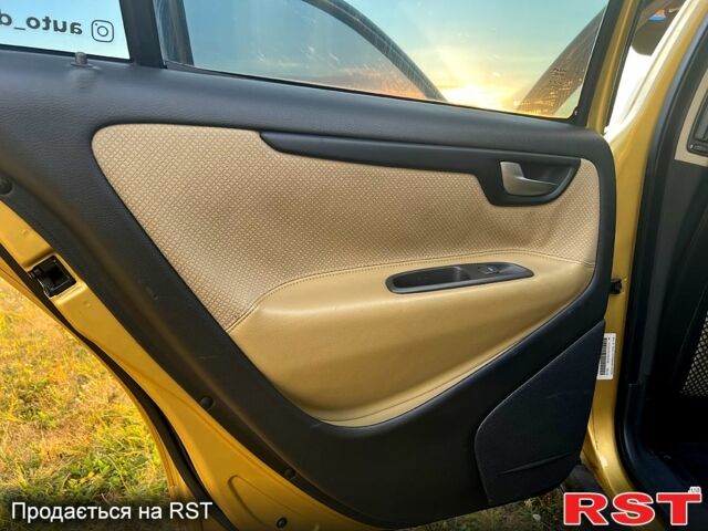 Желтый Вольво С60, объемом двигателя 2.4 л и пробегом 315 тыс. км за 3800 $, фото 6 на Automoto.ua