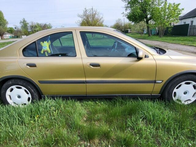Желтый Вольво С60, объемом двигателя 2.4 л и пробегом 250 тыс. км за 1500 $, фото 1 на Automoto.ua