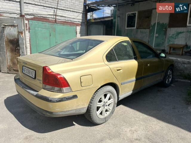 Желтый Вольво С60, объемом двигателя 2.44 л и пробегом 375 тыс. км за 3750 $, фото 4 на Automoto.ua