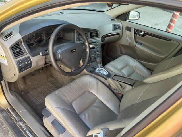 Жовтий Вольво С60, об'ємом двигуна 2.4 л та пробігом 375 тис. км за 3700 $, фото 5 на Automoto.ua