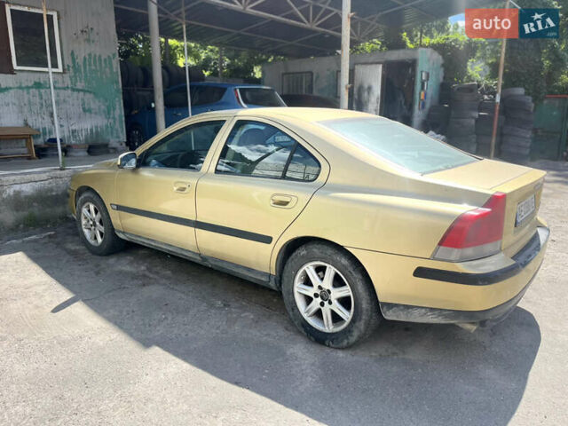 Желтый Вольво С60, объемом двигателя 2.44 л и пробегом 375 тыс. км за 3750 $, фото 2 на Automoto.ua
