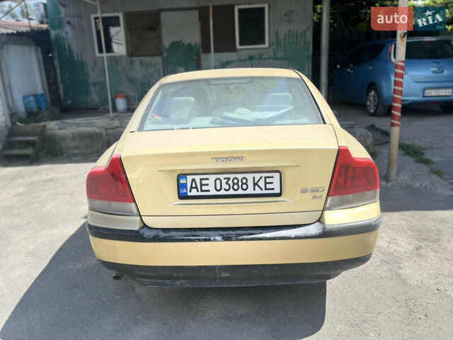 Желтый Вольво С60, объемом двигателя 2.44 л и пробегом 375 тыс. км за 3750 $, фото 3 на Automoto.ua