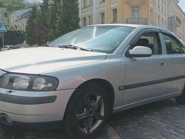 Серый Вольво С60, объемом двигателя 2.4 л и пробегом 400 тыс. км за 3700 $, фото 2 на Automoto.ua
