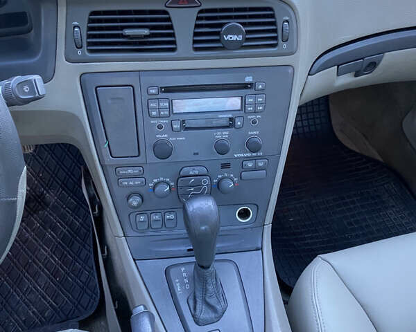 Серый Вольво С60, объемом двигателя 2.32 л и пробегом 231 тыс. км за 3900 $, фото 7 на Automoto.ua