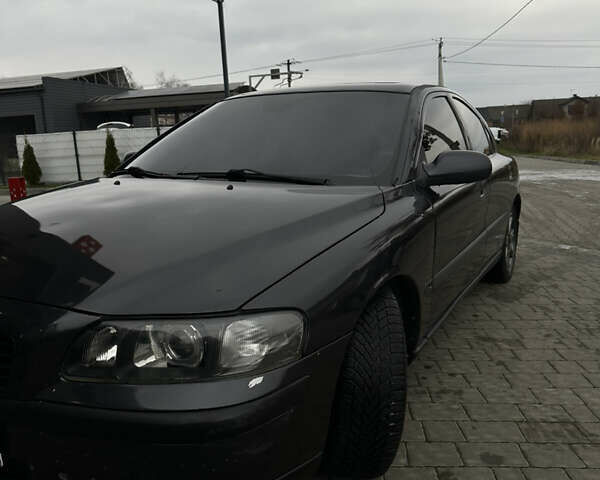 Серый Вольво С60, объемом двигателя 2.4 л и пробегом 328 тыс. км за 4999 $, фото 4 на Automoto.ua