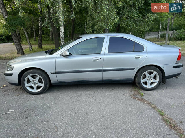 Серый Вольво С60, объемом двигателя 2.4 л и пробегом 365 тыс. км за 3900 $, фото 3 на Automoto.ua