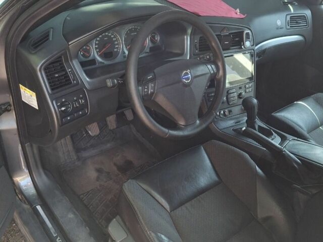 Серый Вольво С60, объемом двигателя 2.5 л и пробегом 340 тыс. км за 5300 $, фото 4 на Automoto.ua