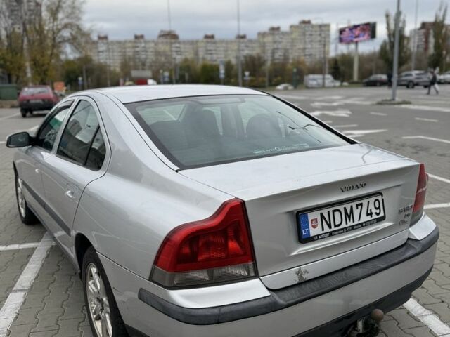 Серый Вольво С60, объемом двигателя 2.4 л и пробегом 340 тыс. км за 2100 $, фото 4 на Automoto.ua