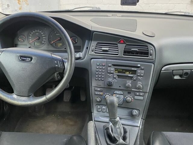 Серый Вольво С60, объемом двигателя 2.4 л и пробегом 340 тыс. км за 2400 $, фото 1 на Automoto.ua