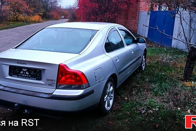 Серый Вольво С60, объемом двигателя 2.4 л и пробегом 246 тыс. км за 3000 $, фото 2 на Automoto.ua