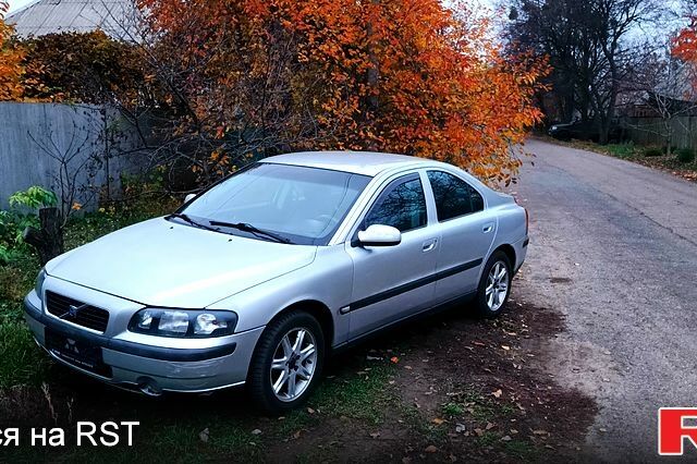 Серый Вольво С60, объемом двигателя 2.4 л и пробегом 246 тыс. км за 3000 $, фото 1 на Automoto.ua