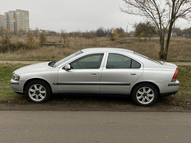 Серый Вольво С60, объемом двигателя 2.4 л и пробегом 340 тыс. км за 2499 $, фото 4 на Automoto.ua