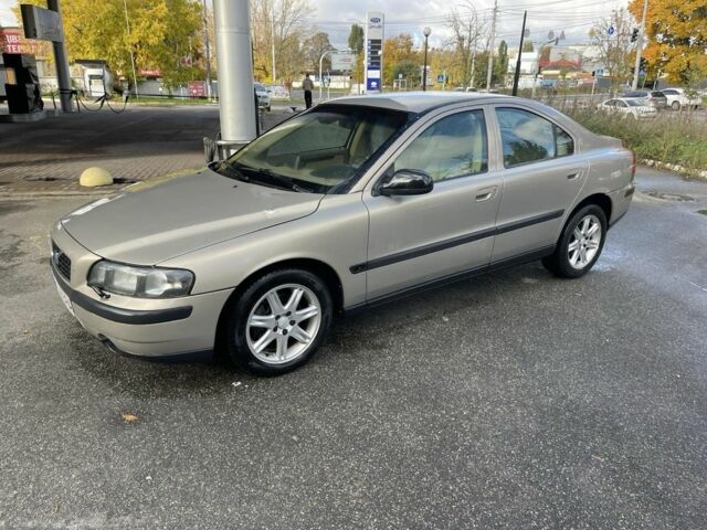 Серый Вольво С60, объемом двигателя 2.4 л и пробегом 320 тыс. км за 3400 $, фото 4 на Automoto.ua