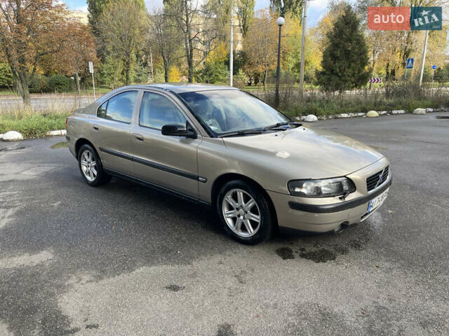 Серый Вольво С60, объемом двигателя 2.4 л и пробегом 345 тыс. км за 3550 $, фото 4 на Automoto.ua