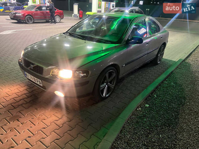 Серый Вольво С60, объемом двигателя 2.4 л и пробегом 330 тыс. км за 3500 $, фото 3 на Automoto.ua