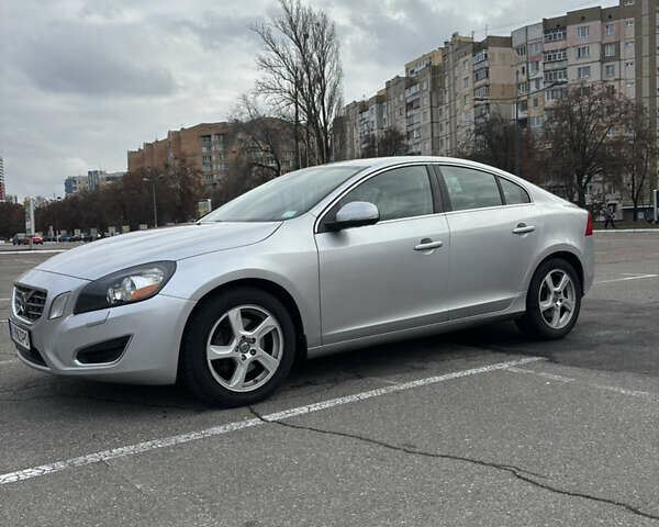 Серый Вольво С60, объемом двигателя 2.52 л и пробегом 230 тыс. км за 9800 $, фото 2 на Automoto.ua