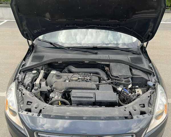 Серый Вольво С60, объемом двигателя 2.52 л и пробегом 250 тыс. км за 9250 $, фото 6 на Automoto.ua