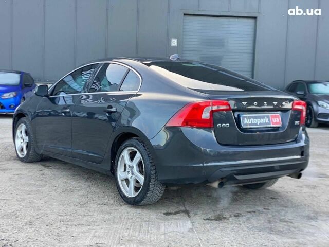 Серый Вольво С60, объемом двигателя 2.5 л и пробегом 154 тыс. км за 7000 $, фото 4 на Automoto.ua