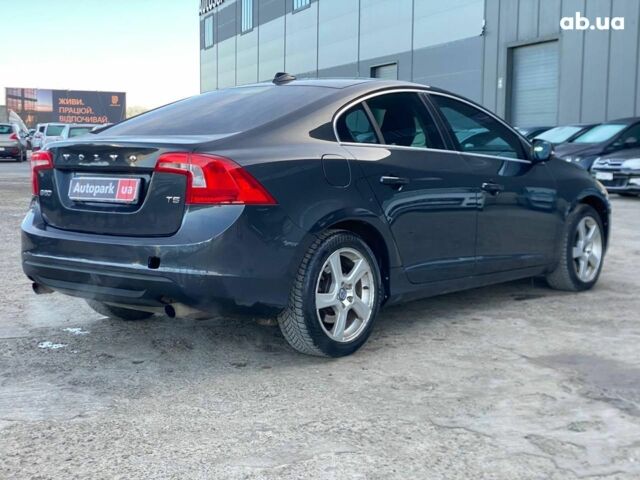 Серый Вольво С60, объемом двигателя 2.5 л и пробегом 154 тыс. км за 7000 $, фото 2 на Automoto.ua