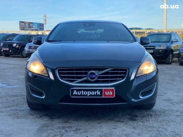 Серый Вольво С60, объемом двигателя 2.5 л и пробегом 154 тыс. км за 7000 $, фото 6 на Automoto.ua