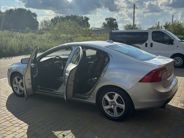 Сірий Вольво С60, об'ємом двигуна 2.5 л та пробігом 230 тис. км за 9800 $, фото 3 на Automoto.ua