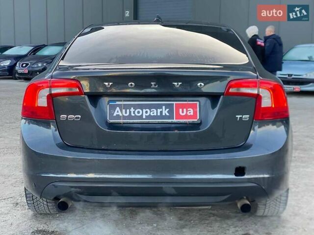 Серый Вольво С60, объемом двигателя 2.5 л и пробегом 154 тыс. км за 7000 $, фото 3 на Automoto.ua