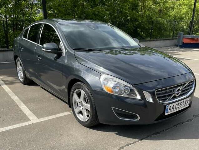 Серый Вольво С60, объемом двигателя 2.52 л и пробегом 250 тыс. км за 9250 $, фото 1 на Automoto.ua
