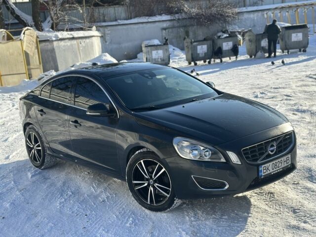 Серый Вольво С60, объемом двигателя 2.4 л и пробегом 268 тыс. км за 9999 $, фото 2 на Automoto.ua