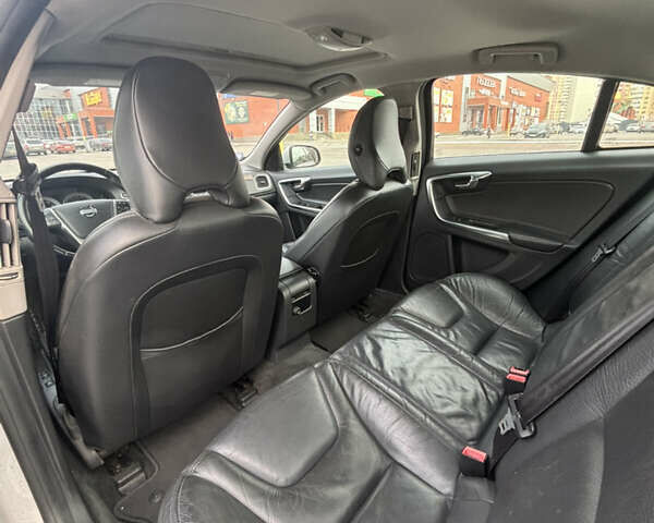 Серый Вольво С60, объемом двигателя 2.52 л и пробегом 230 тыс. км за 9800 $, фото 9 на Automoto.ua