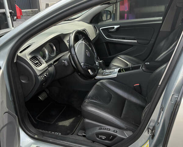 Серый Вольво С60, объемом двигателя 2.95 л и пробегом 223 тыс. км за 10800 $, фото 14 на Automoto.ua