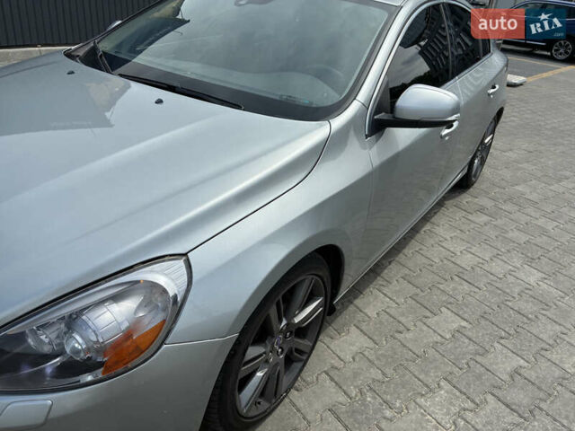 Серый Вольво С60, объемом двигателя 2.95 л и пробегом 223 тыс. км за 10800 $, фото 2 на Automoto.ua