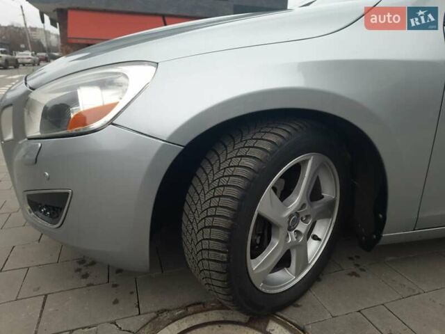 Серый Вольво С60, объемом двигателя 2.5 л и пробегом 325 тыс. км за 10750 $, фото 2 на Automoto.ua