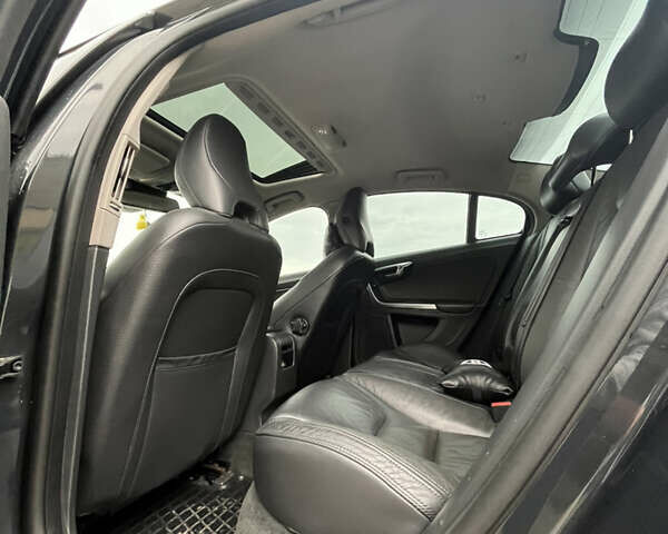 Серый Вольво С60, объемом двигателя 2.5 л и пробегом 213 тыс. км за 11000 $, фото 13 на Automoto.ua