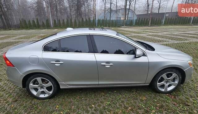 Серый Вольво С60, объемом двигателя 2.5 л и пробегом 139 тыс. км за 10400 $, фото 5 на Automoto.ua