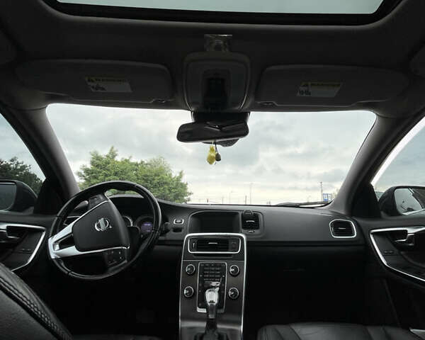 Серый Вольво С60, объемом двигателя 2.5 л и пробегом 213 тыс. км за 11000 $, фото 16 на Automoto.ua