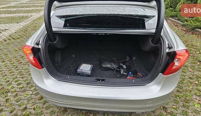 Серый Вольво С60, объемом двигателя 2.5 л и пробегом 139 тыс. км за 10400 $, фото 37 на Automoto.ua