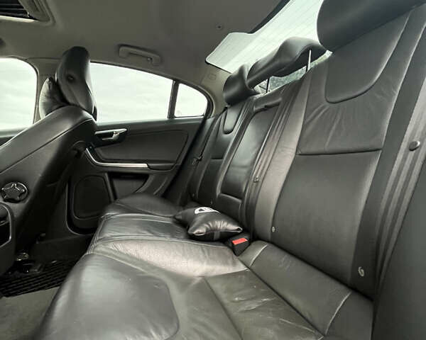 Серый Вольво С60, объемом двигателя 2.5 л и пробегом 213 тыс. км за 11000 $, фото 12 на Automoto.ua