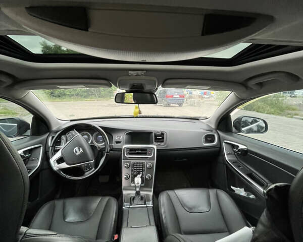 Серый Вольво С60, объемом двигателя 2.5 л и пробегом 213 тыс. км за 11000 $, фото 15 на Automoto.ua